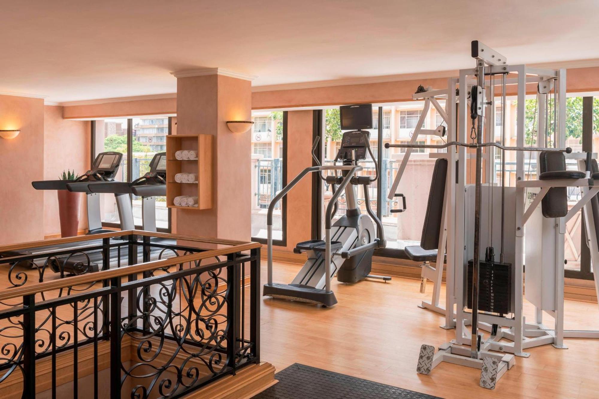 Ct Hotel Pretoria-Noord Zewnętrze zdjęcie The gym at the hotel