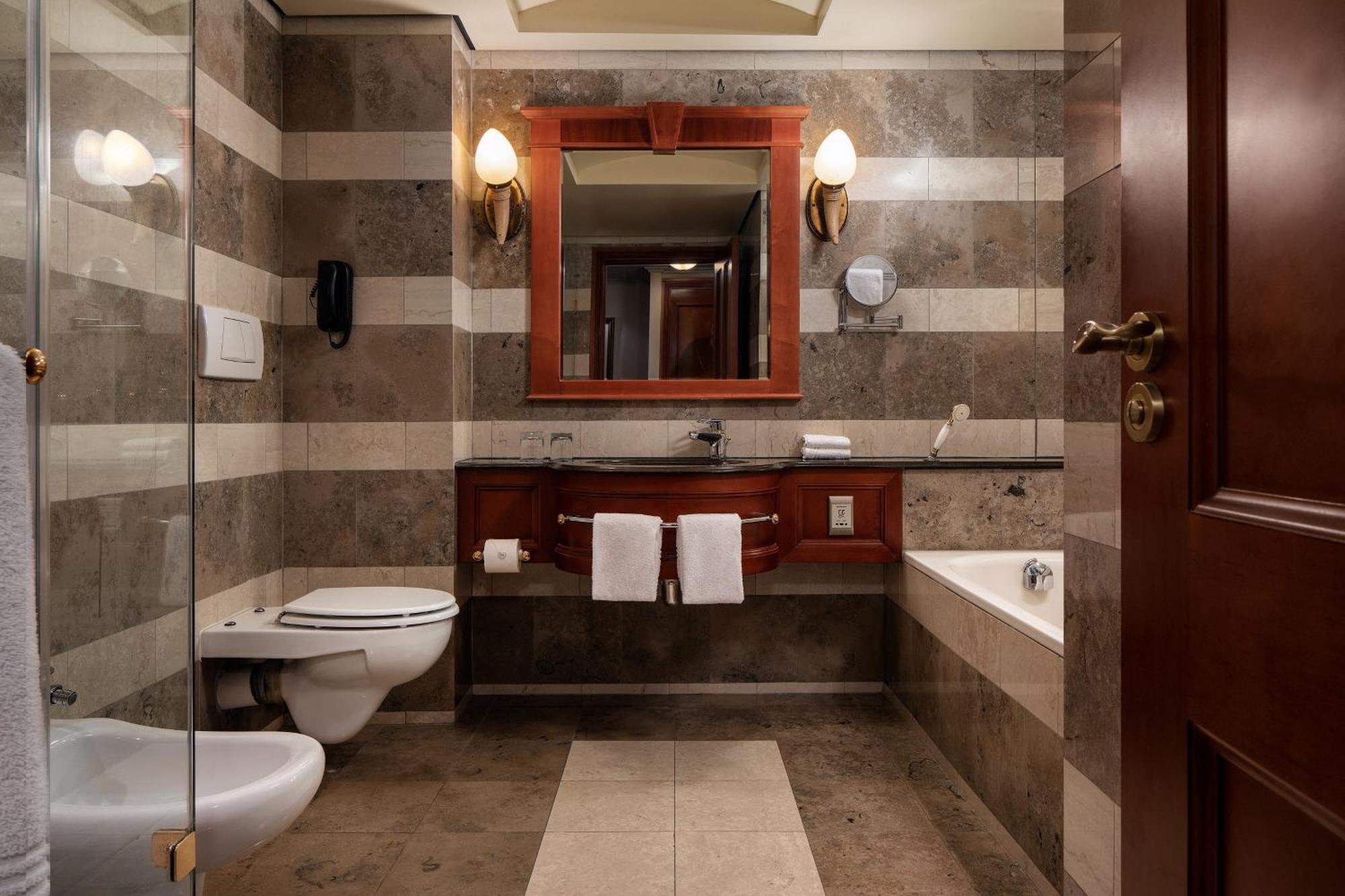 Ct Hotel Pretoria-Noord Zewnętrze zdjęcie Bathroom